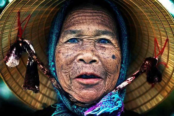 Ảnh Việt Nam cô gái trẻ ngồi dựa tường gạch ngoài trời với cây xanh