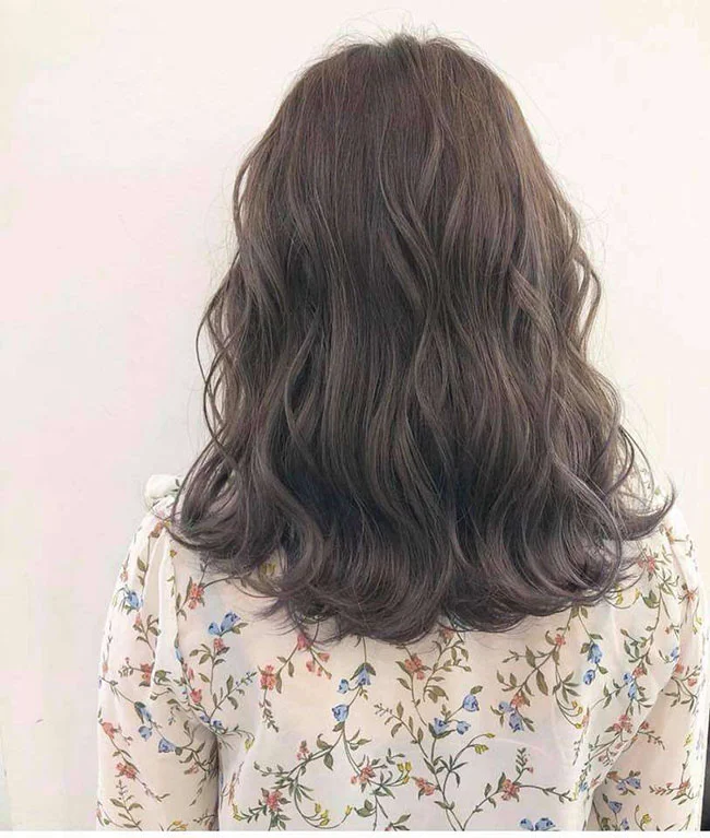 Góc nhìn phía sau của mái tóc xoăn sóng ngắn màu nâu