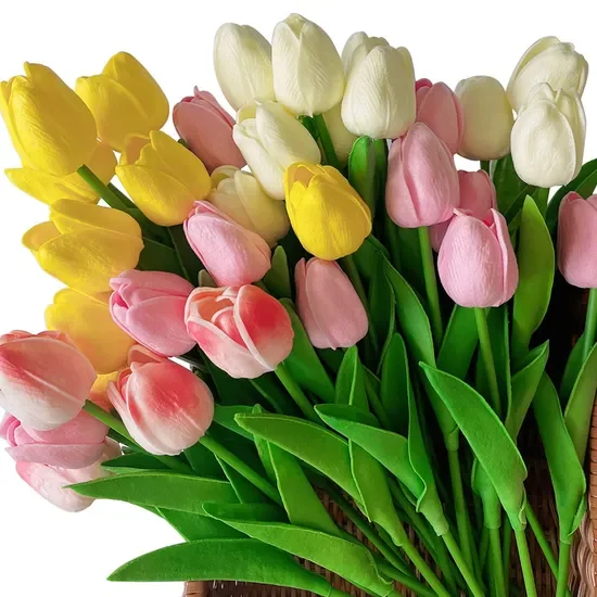 Bó hoa tulip nhiều màu gồm vàng, trắng và hồng