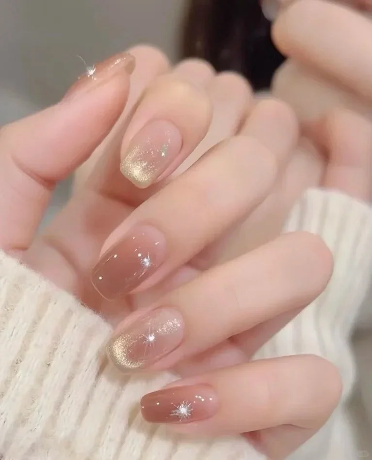 Móng tay đẹp hồng pastel nhẹ nhàng với nhẫn trang sức