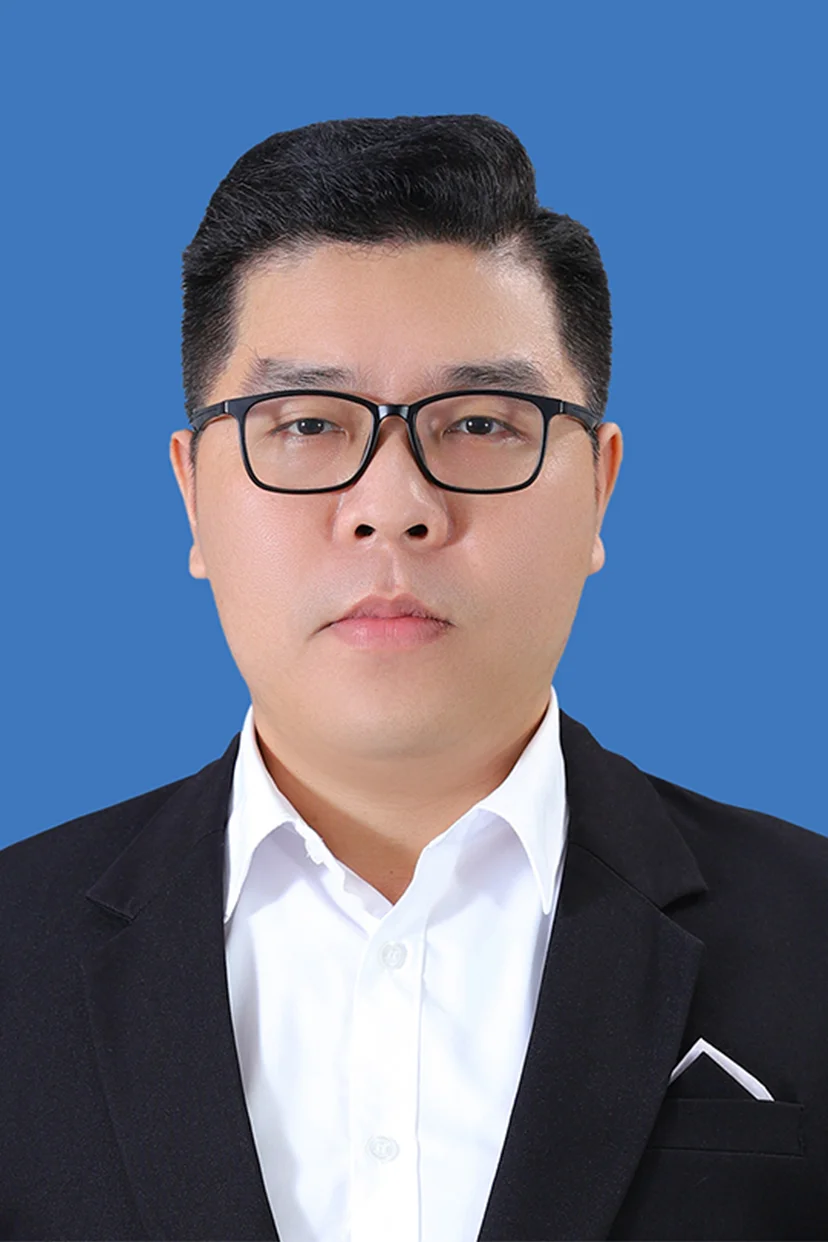 Người đàn ông mặc vest chụp hình thẻ trên nền xanh chuyên nghiệp
