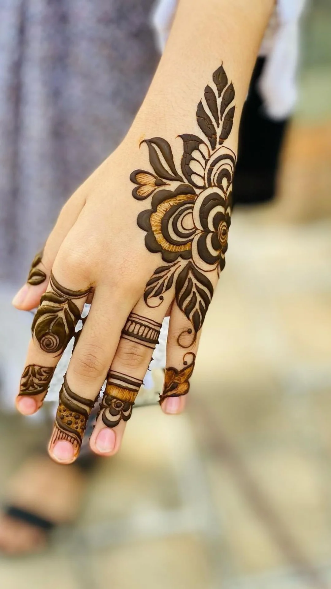 Ảnh gái xinh bàn tay henna hoa lá thanh lịch