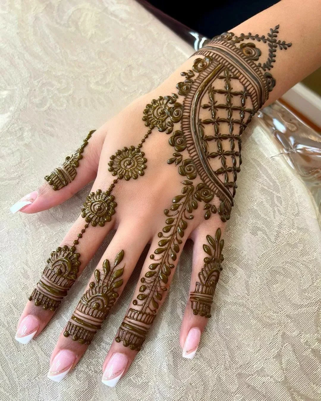 Ảnh gái xinh henna lưới ô vuông nối hạt trên tay