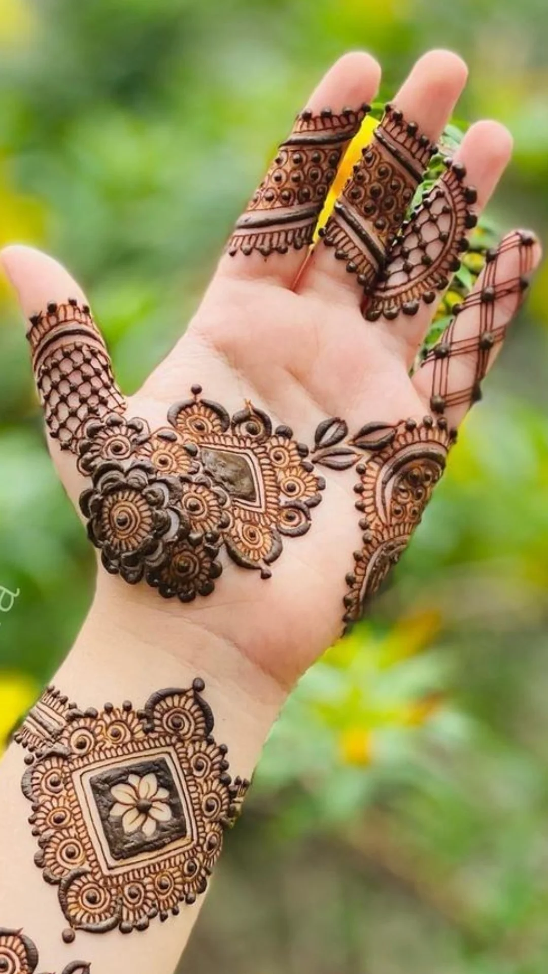 Ảnh gái xinh henna mandala lòng bàn tay và cổ tay
