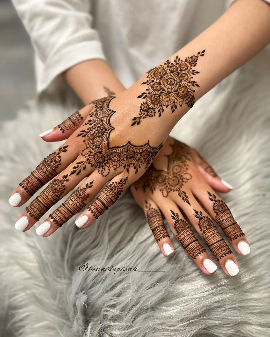 Ảnh gái xinh đôi tay henna trắng móng trên lông thú