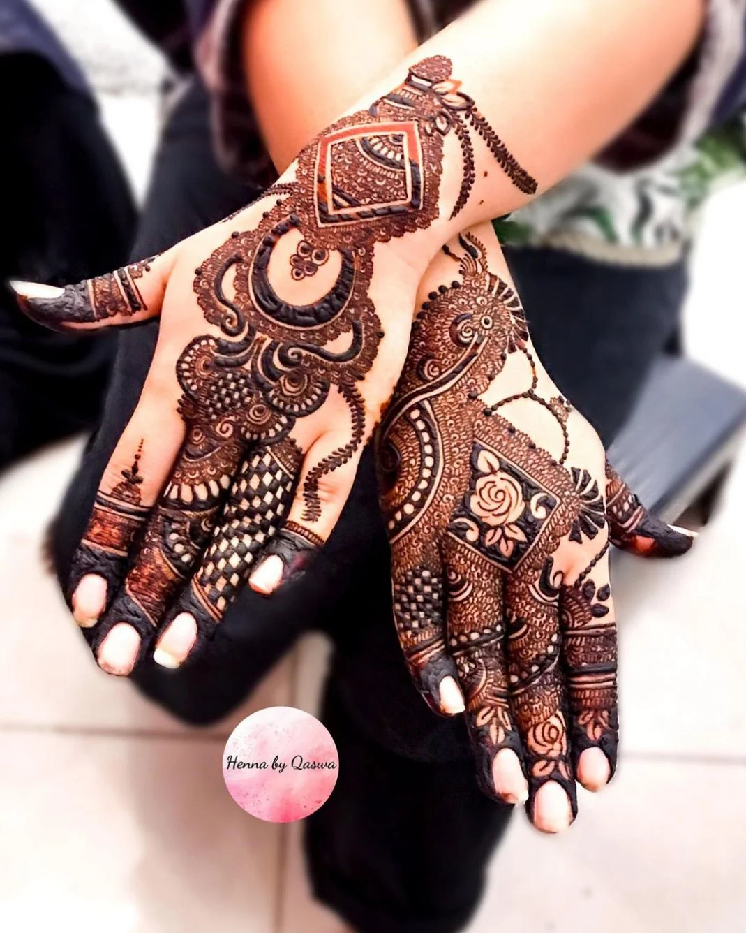 Ảnh gái xinh đôi tay phủ henna dày họa tiết rồng hoa