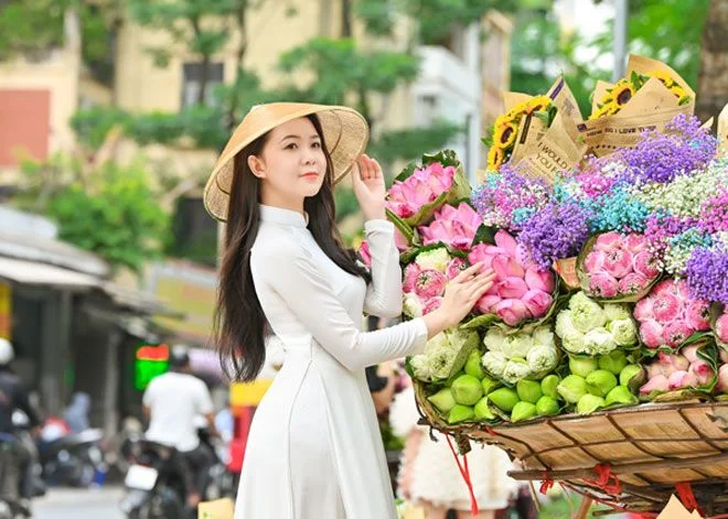 Gái xinh Hà thành khoe ảnh "check-in” xinh lung linh trên phố thu Hà Nội