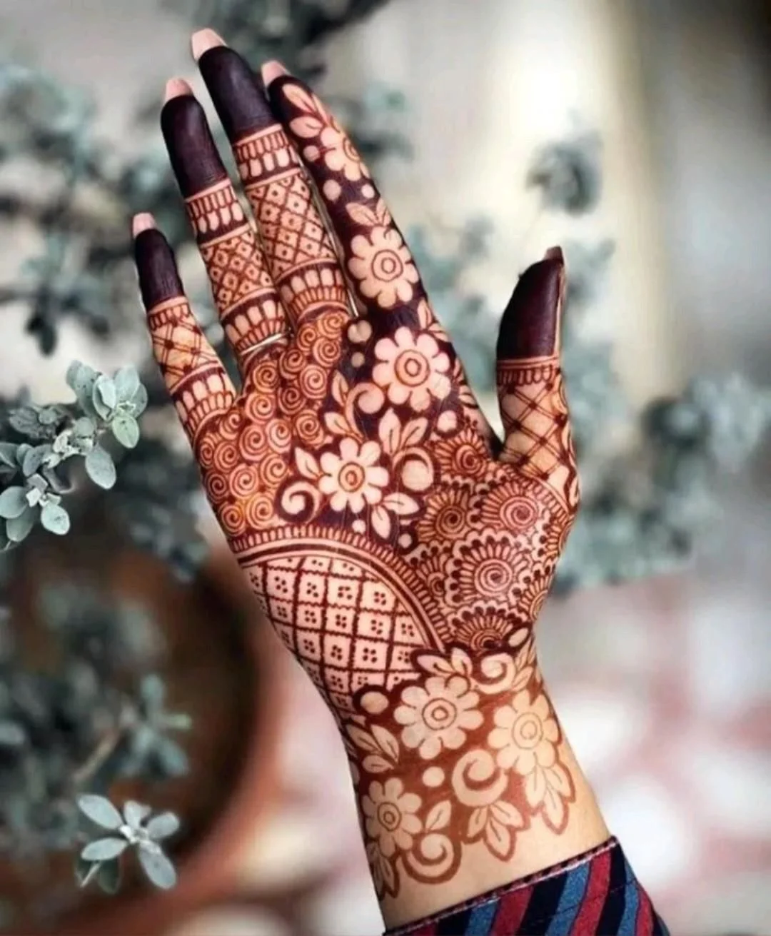 Ảnh gái xinh bàn tay vẽ henna mehndi hoa văn đẹp