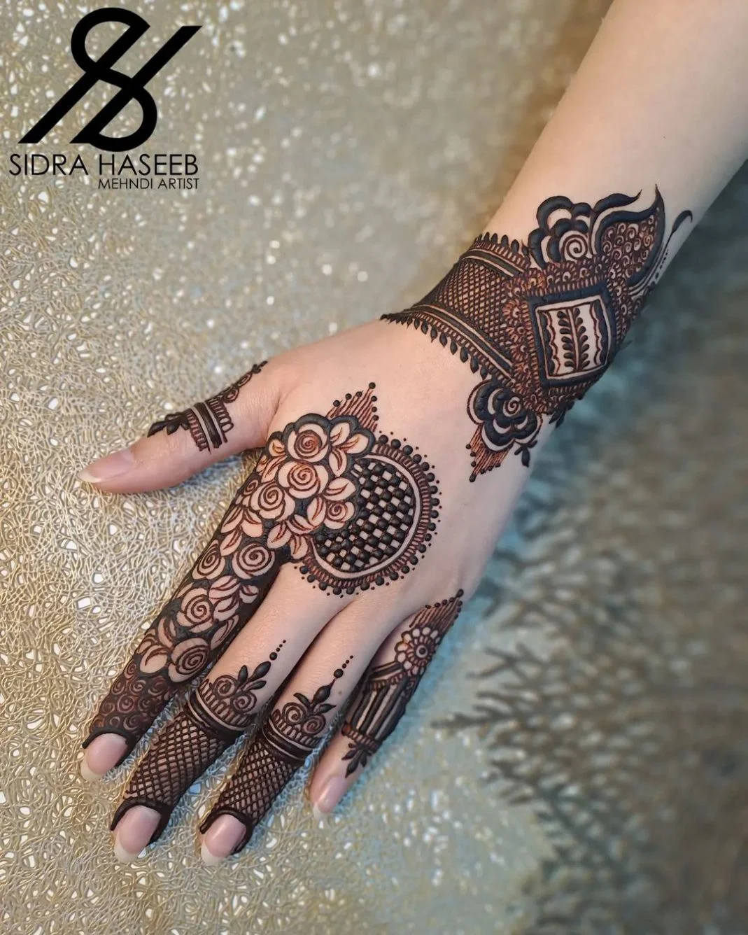 Ảnh gái xinh mehndi mandala tròn trên mu bàn tay