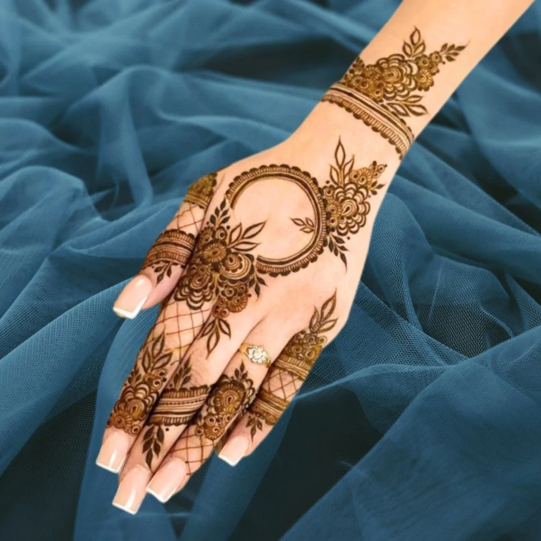 Ảnh gái xinh henna vòng tròn hoa trên nền vải xanh