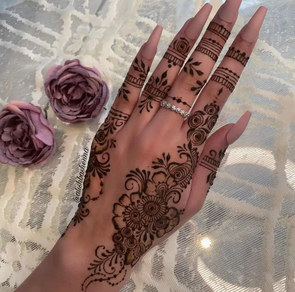 Ảnh gái xinh bàn tay vẽ henna hoa văn tinh xảo đeo nhẫn