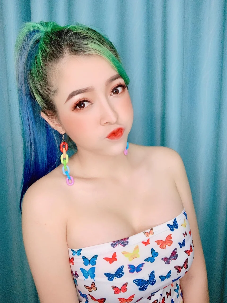 Gái xinh TikTok tóc màu cá tính