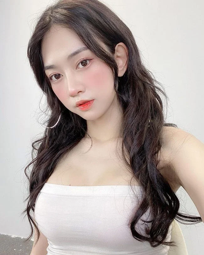 Cô gái trẻ hót nhất mạng Tiktok Việt quá đỗi gợi cảm