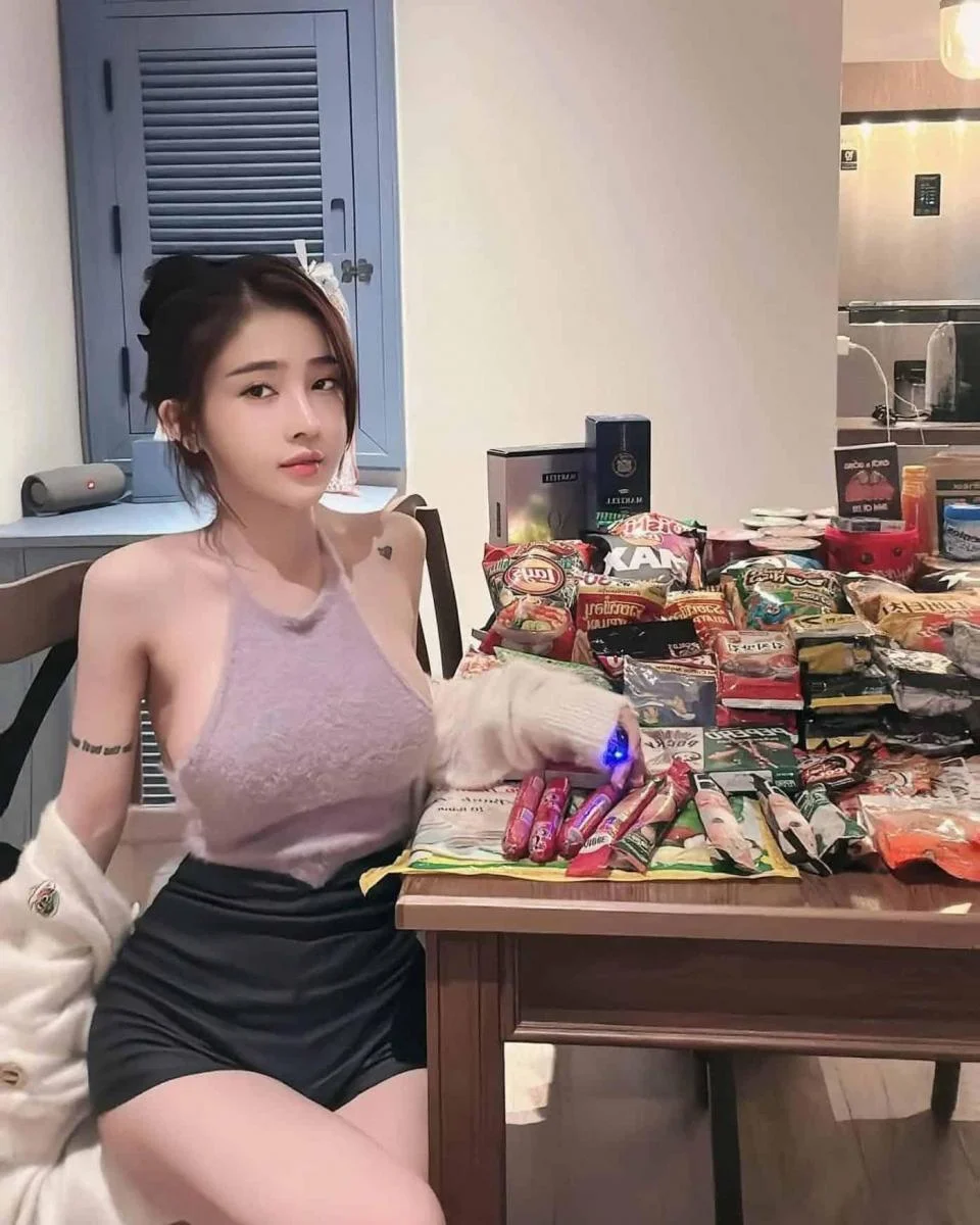 Khỏa thân gái xinh trong áo sơ mi không tay